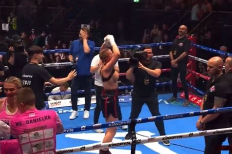 Kingpyn Boxing video: Daniella Hemsley flashes fans after。